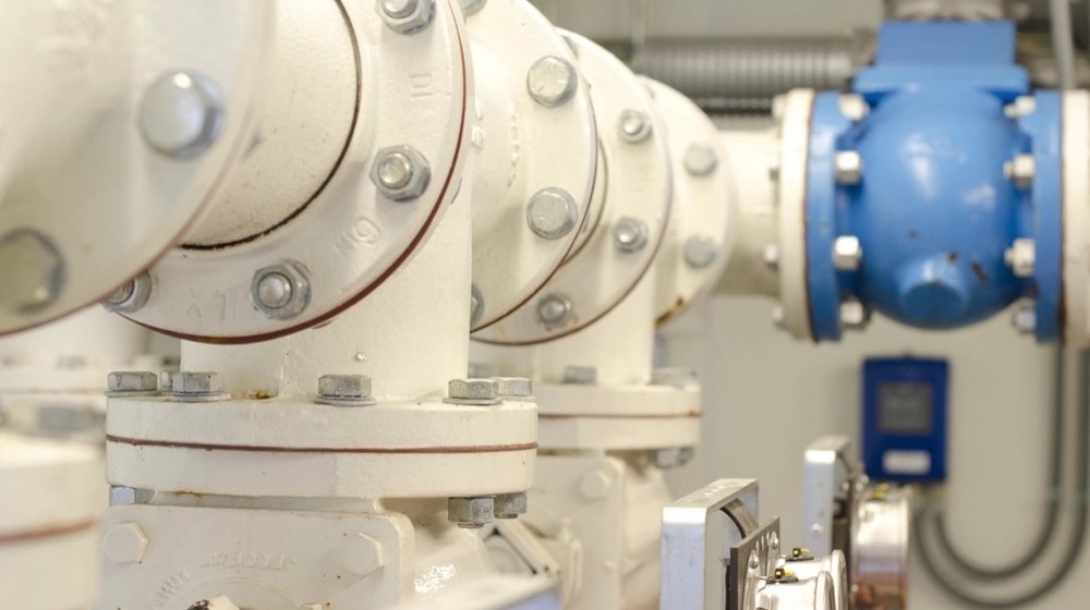 冷凍系統管路 冷凍系統機房內的白色冷媒管路法蘭與閥件